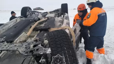 Жамбыл облысында жеңіл көлік аударылып, үш адам зардап шекті