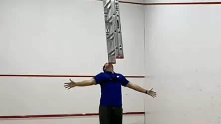 Американец установил новый рекорд по удержанию лестницы на подбородке