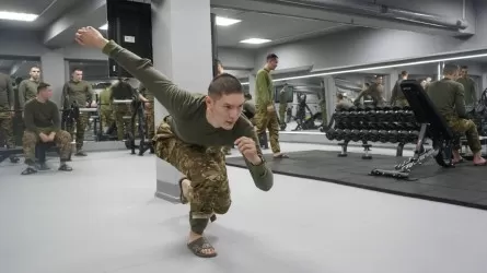 Как известный казахстанский конькобежец проходит службу в армии 