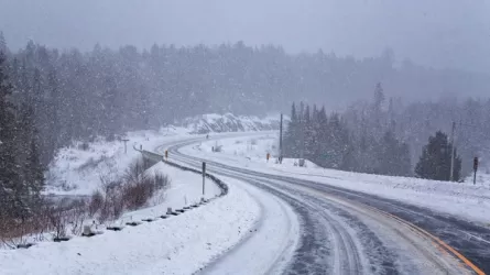 Участки дорог закрыли в трех областях Казахстана