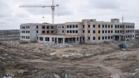 Долгострой в пригороде Атырау: школу не сдают с 2023 года
