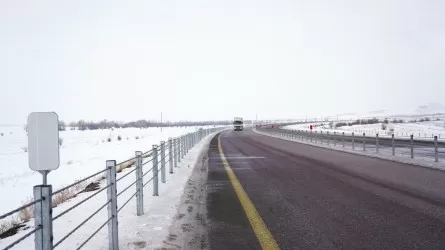 Новый тип барьеров на казахстанских трассах спас от лобового ДТП 