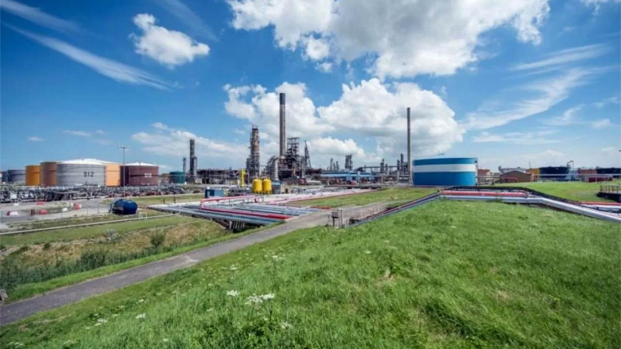 TotalEnergies выкупила у ЛУКОЙЛа 45% НПЗ в Нидерландах