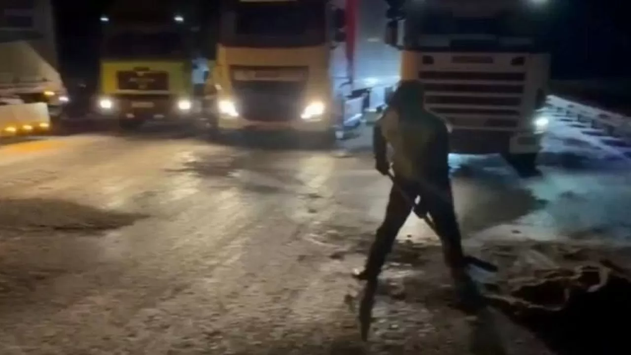 Полицейские расчищали трассы под Карагандой вручную