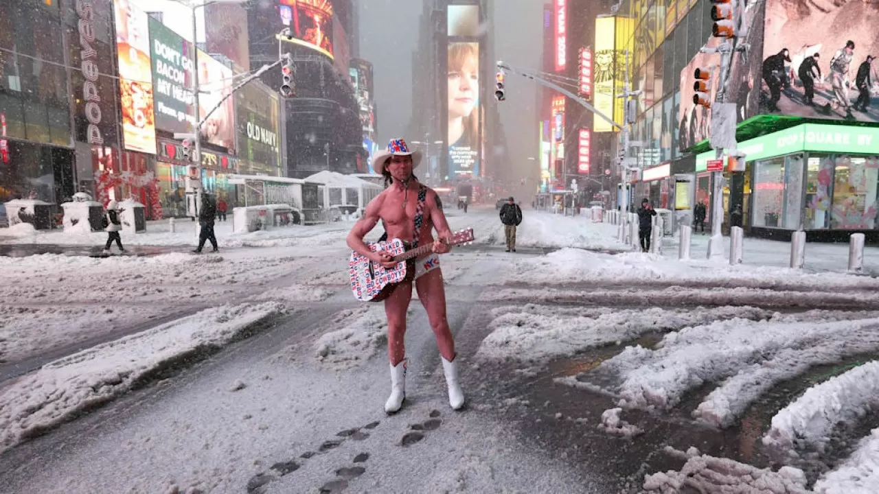 "Голый ковбой" бросил вызов снежному шторму в Нью-Йорке 