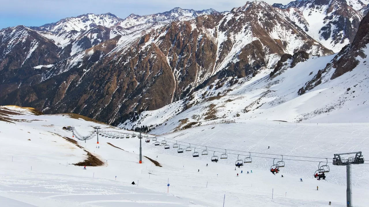 Алматы тауында адамды қар көшкіні басып қалды