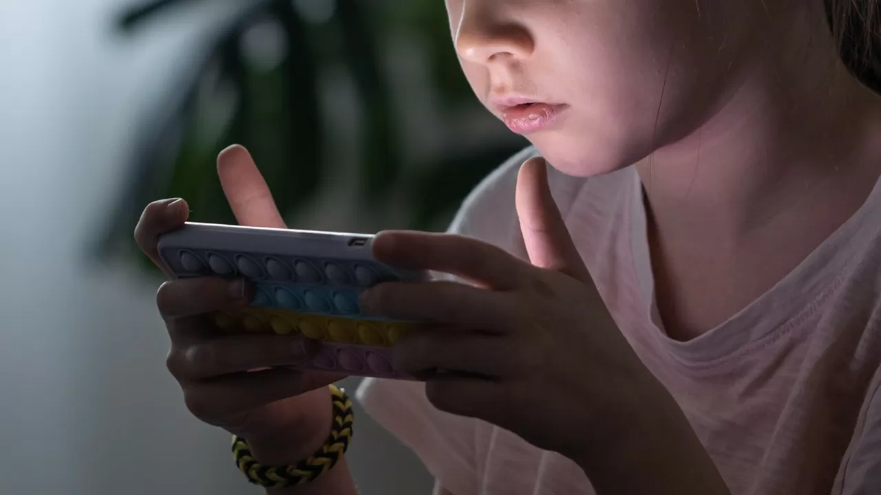 Ограничение соцсетей для детей: поправки внесут в парламент до конца года 