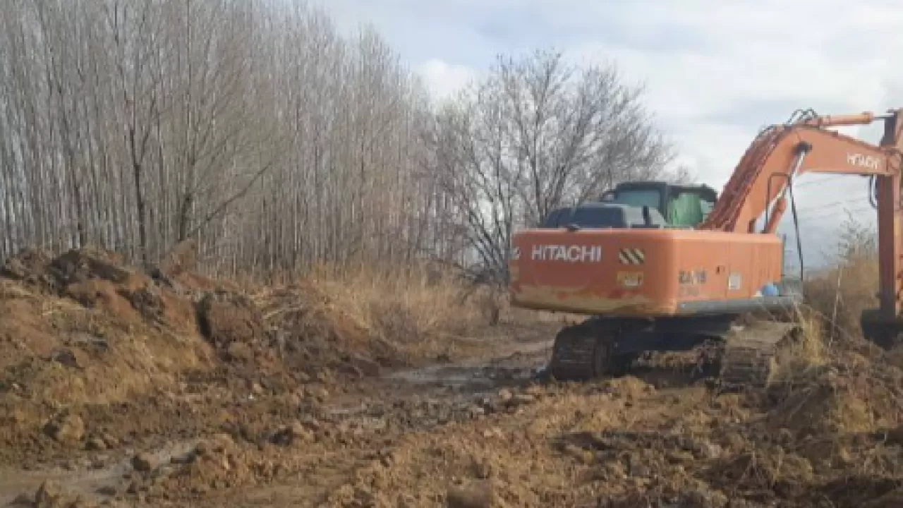 В Алматы очищают один из каналов к поливному сезону 