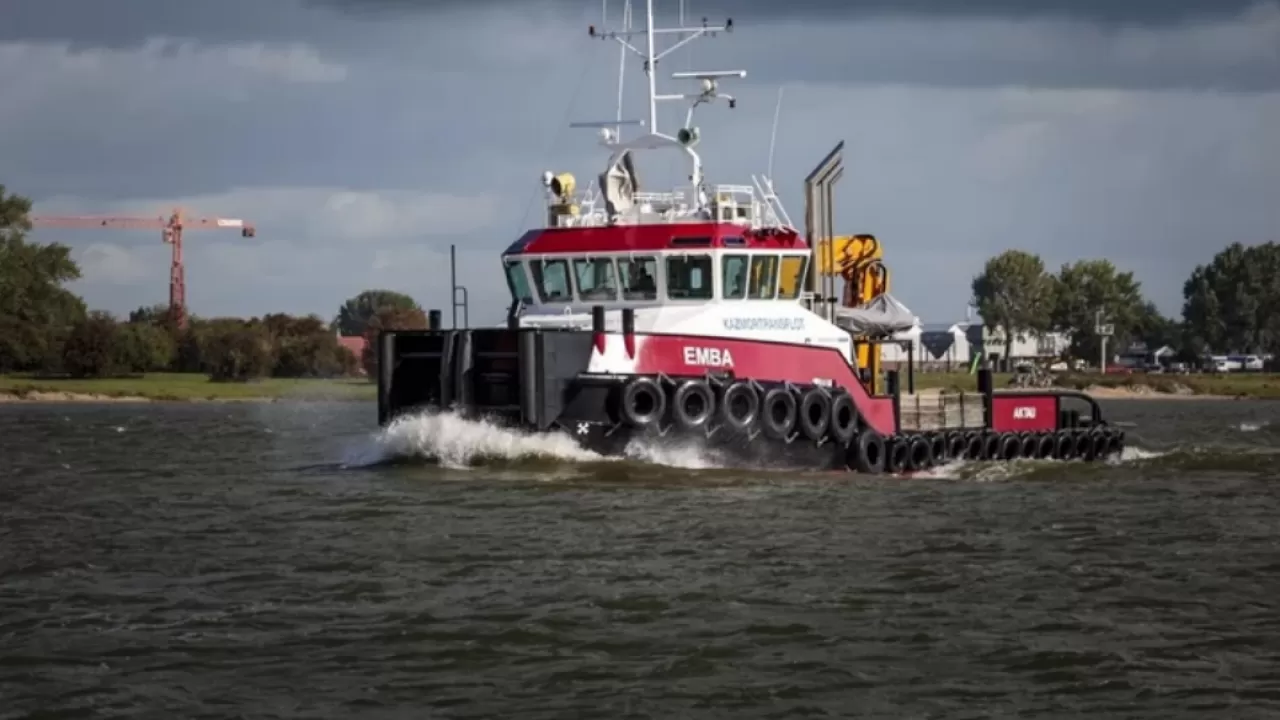 Буксир "Астана" ушел под воду с 5 моряками в румынском порту 