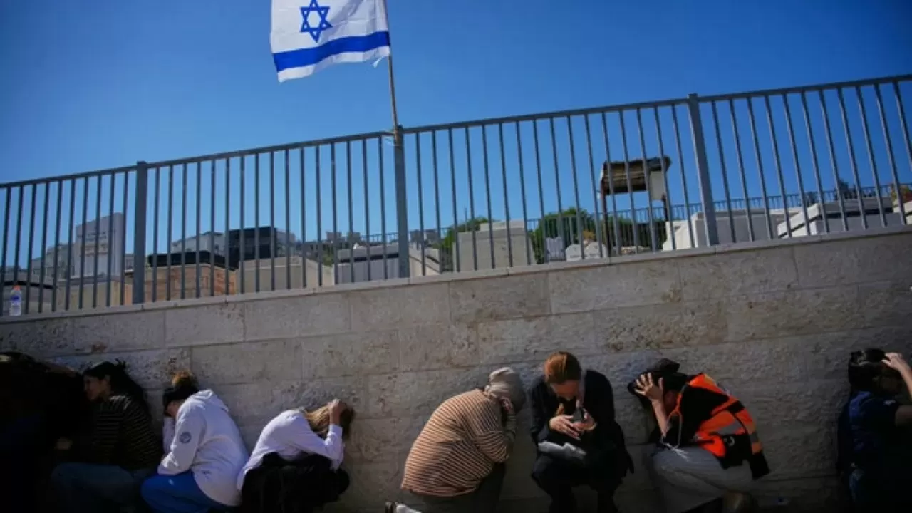 Массированный обстрел Израиля: "Хезболлах" и Иран выпустили 150 ракет