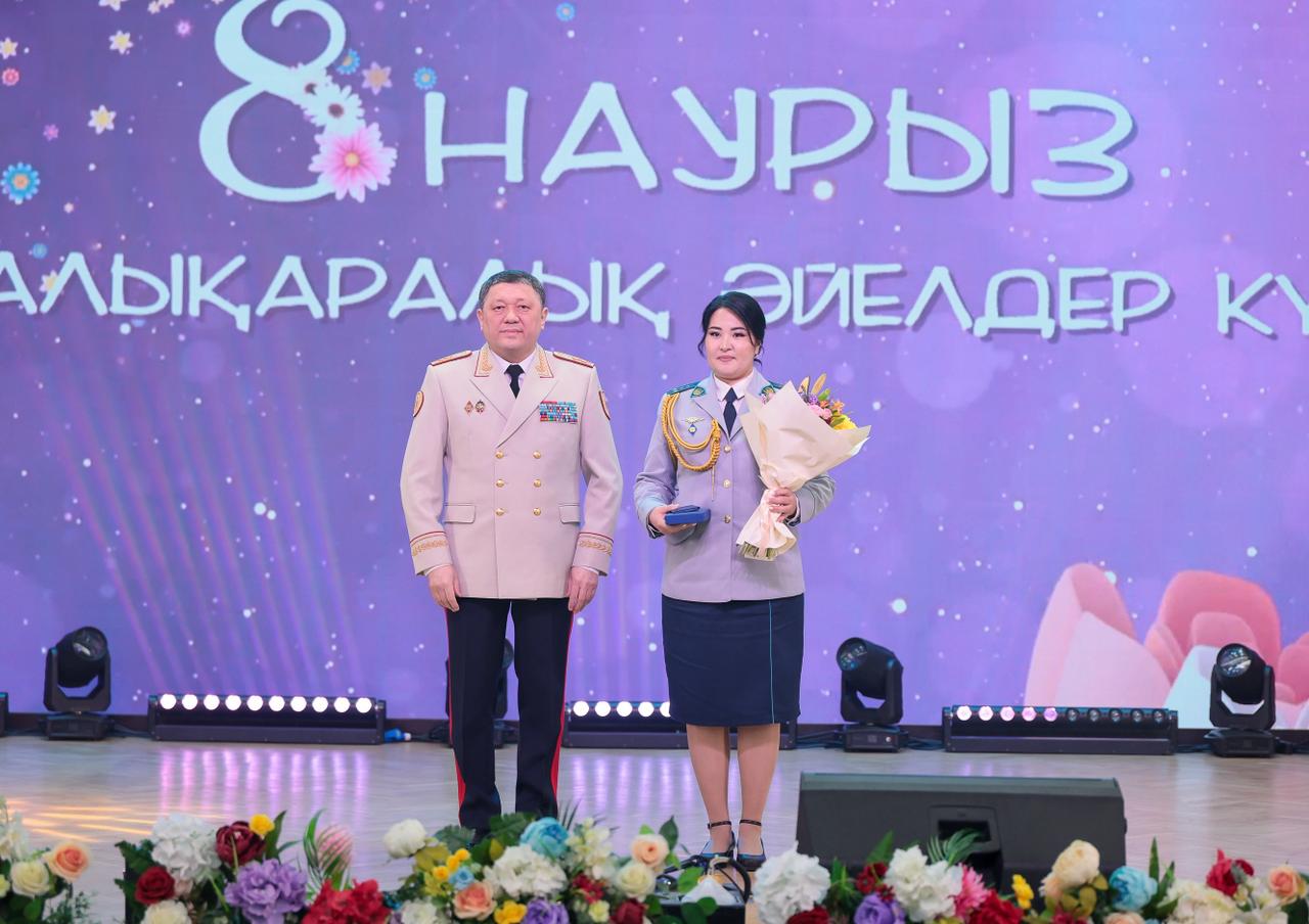 Ел Президенті бір отбасын құтқарып қалған ШҚО полицейін марапаттады