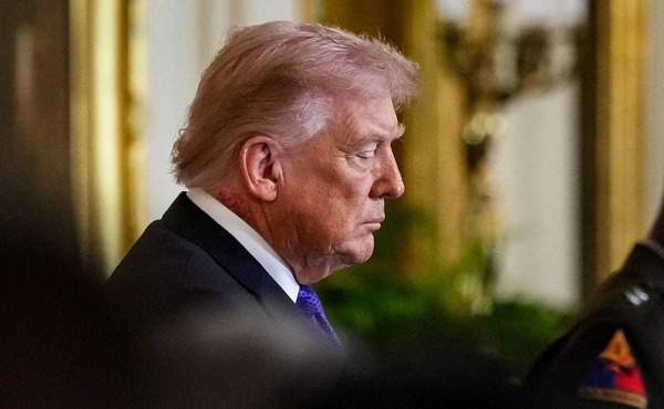 Трамптың мойын терісінің неліктен қызарғанын жеке дәрігері айтып берді