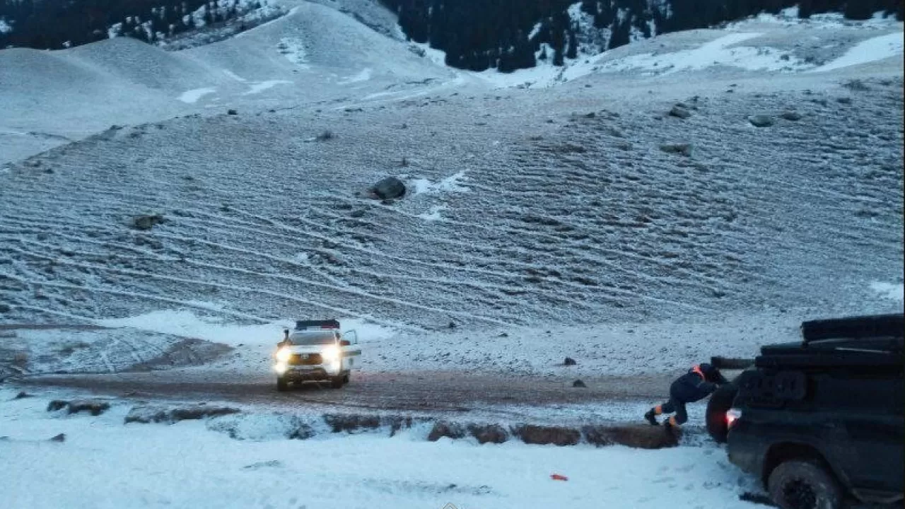 Ночная операция: семью с двумя детьми нашли в горах Алматинской области  