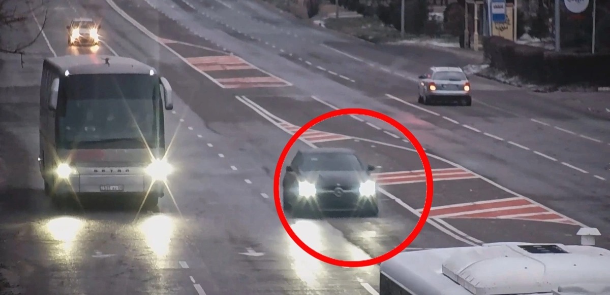 Таразда жасөспірім көлік тізгіндеп, полицейлерден қашуға тырысқан