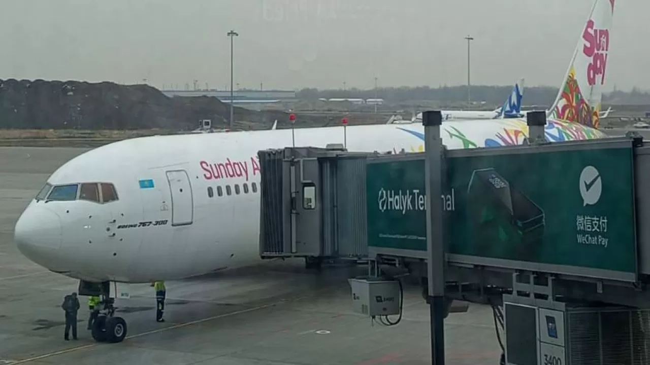 В Алматы приземлился самолет с эвакуированными казахстанцами 