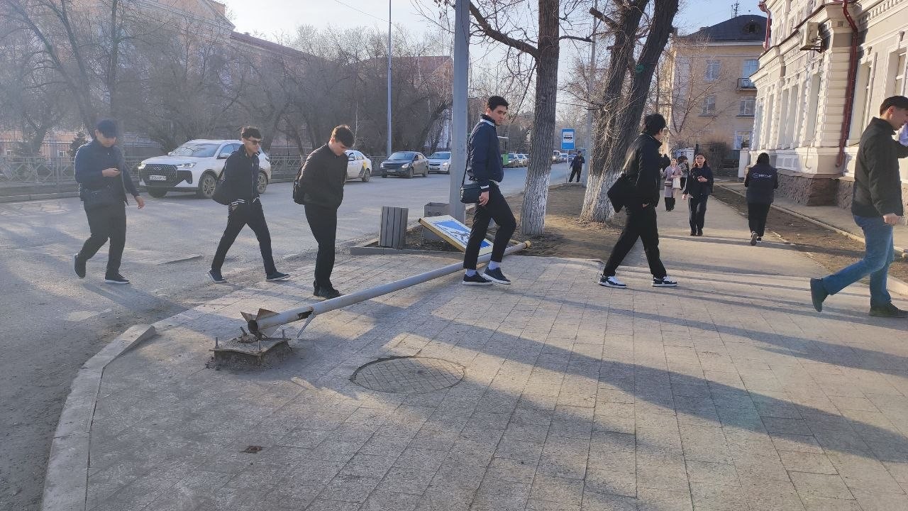 «Асфальт растаял»: в Семее просят отключить «Сергеки» из-за ям