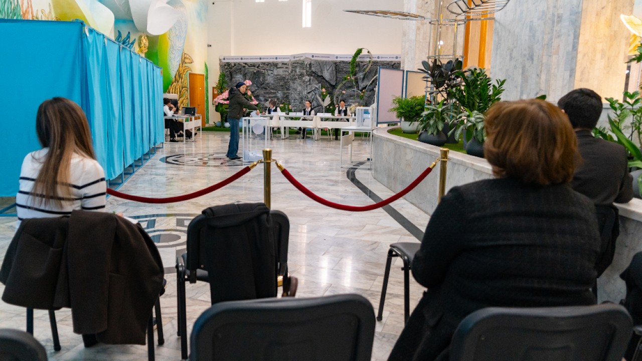 Алматинцы активнее голосуют за Конституцию, чем за АЭС