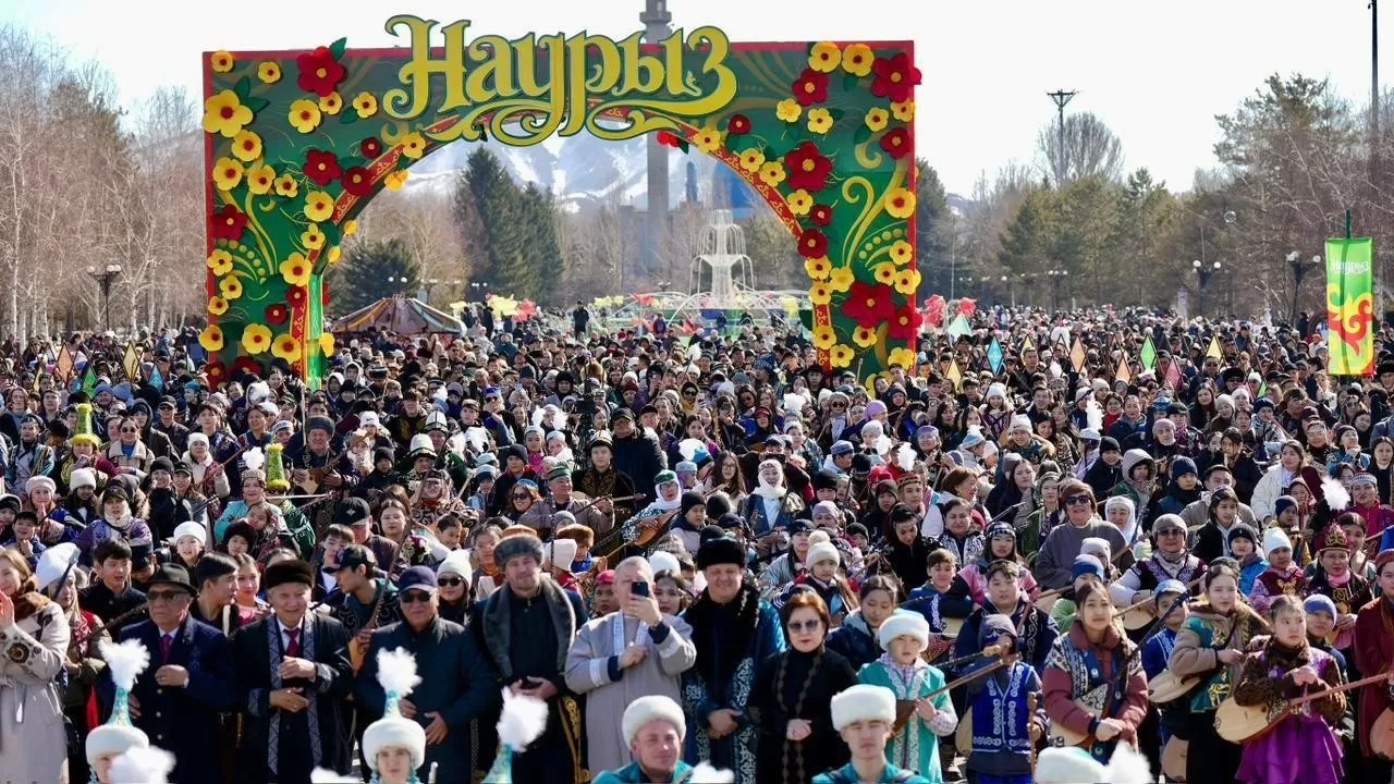 Мировой рекорд на Наурыз: более 5 тыс. домбристов исполнил песню "Ақбұлақ"