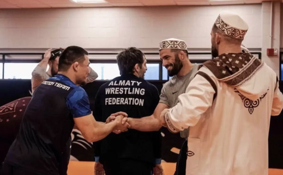 Қазақ балуандары америкалық Олимпиада чемпионына шапан кигізді