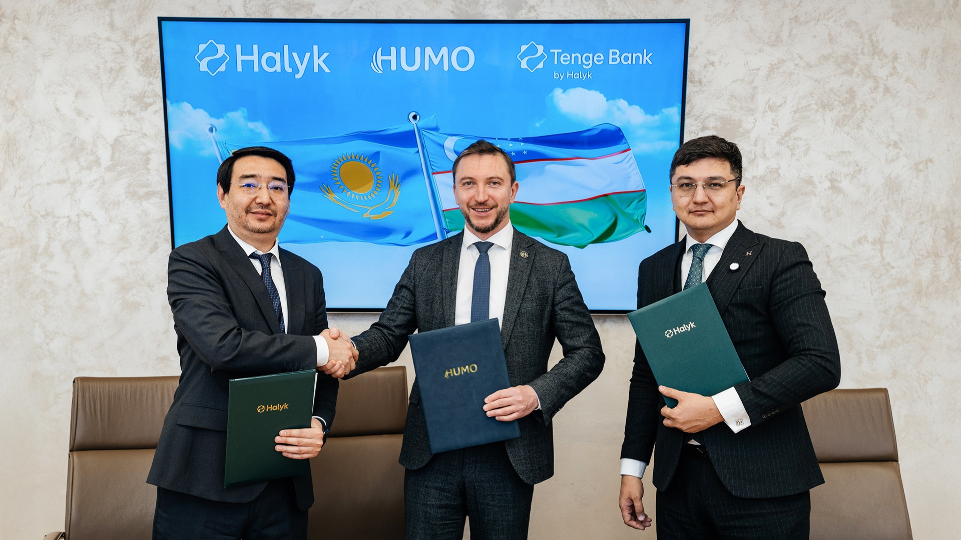 Halyk Bank и Tenge Bank запустили платежи через HUMO в Казахстане