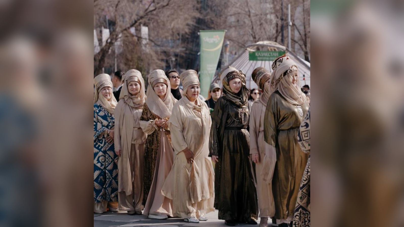 Подиум мудрости: алматинские апашки покорили площадь Абая необычным дефиле