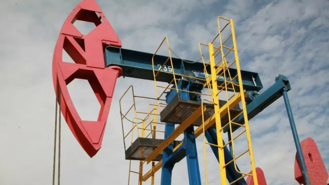 Нефть отреагировала резким скачком на новую эскалацию на Ближнем Востоке