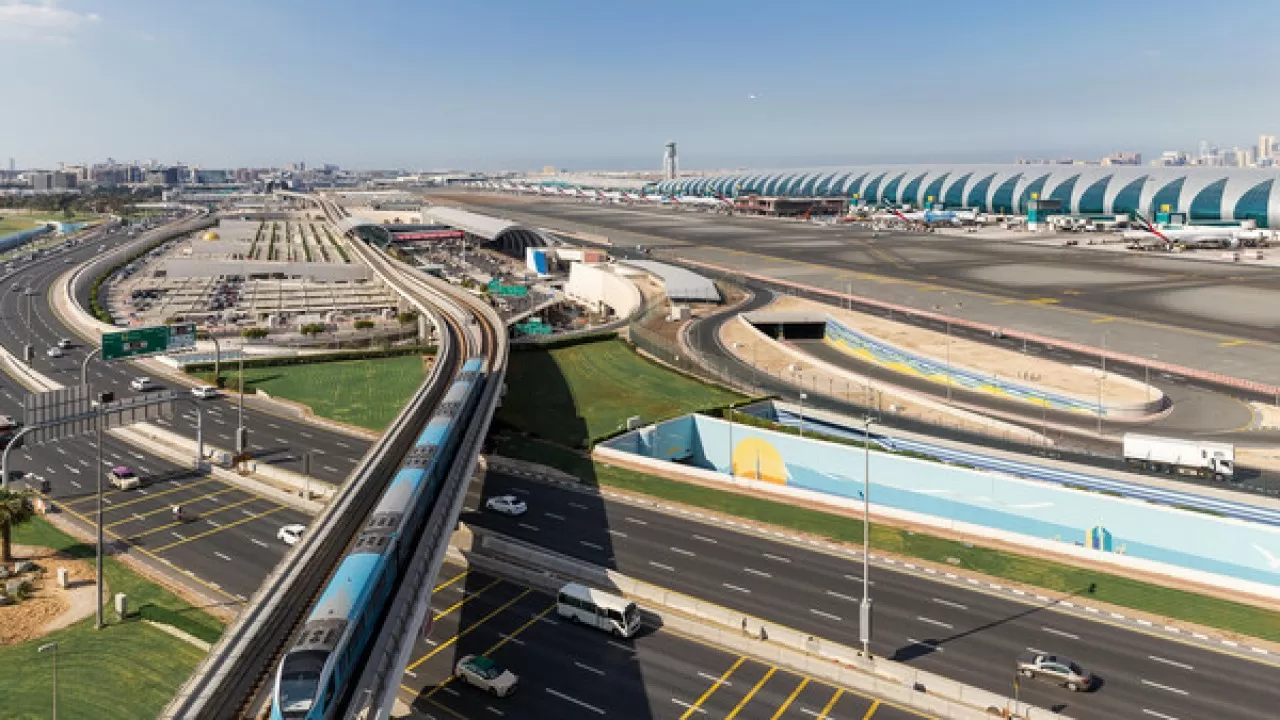 Первый за день пассажирский самолет вылетел из Дубая