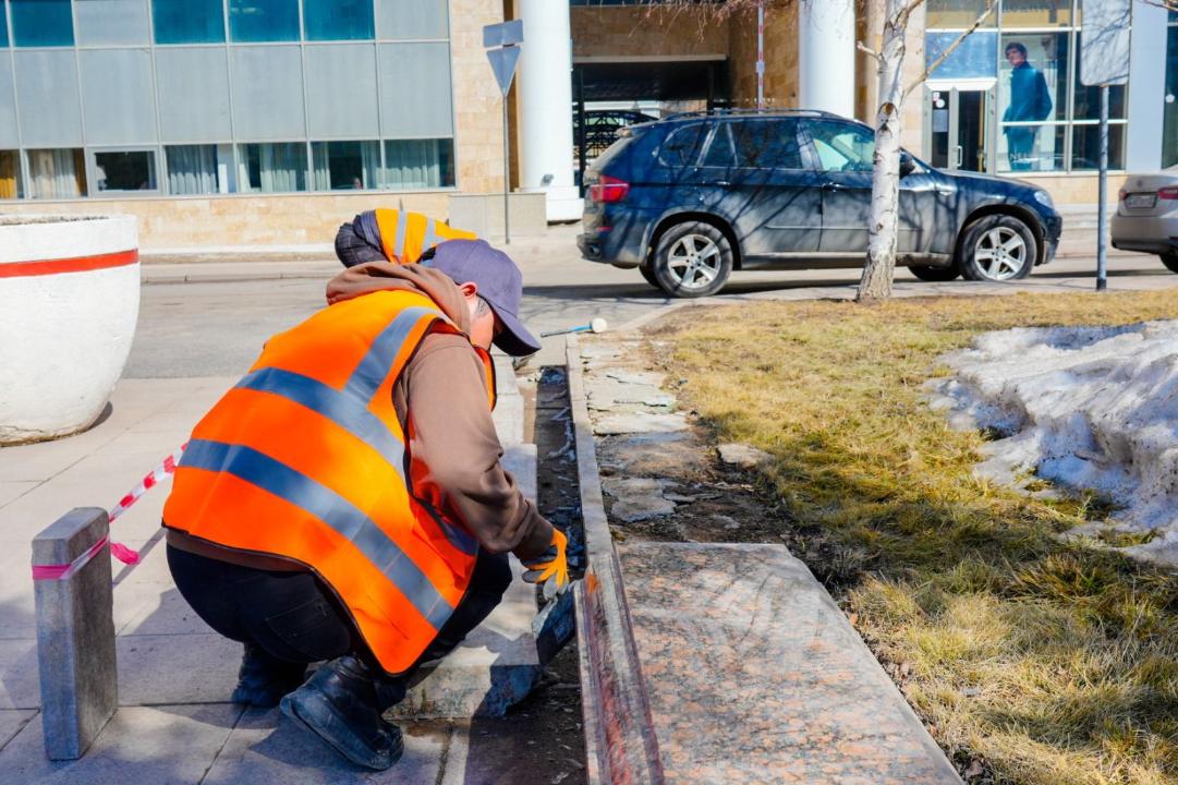 Астанада қыс мезгілінен кейін санитарлық тазалау жұмысы жүріп жатыр