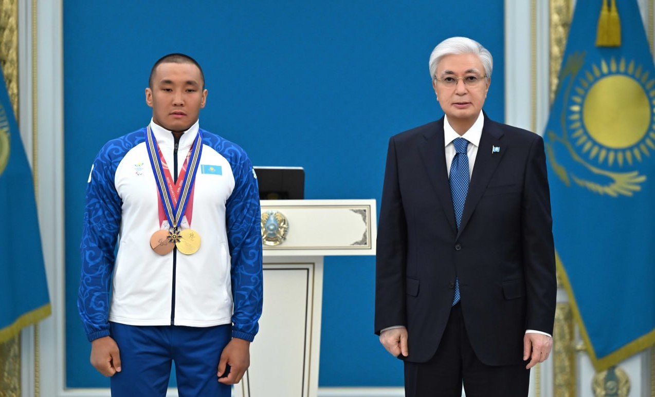 Токаев наградил казахстанского чемпиона Паралимпиады  