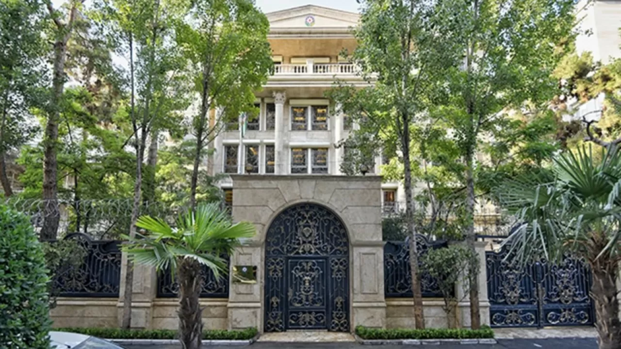 Азербайджан выводит свой дипперсонал из Ирана 