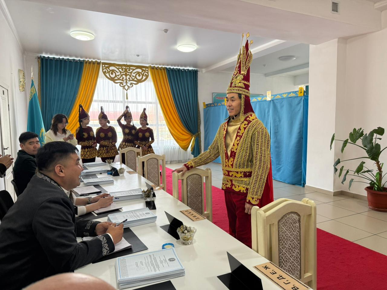 Референдумға "Алтын адам" келді