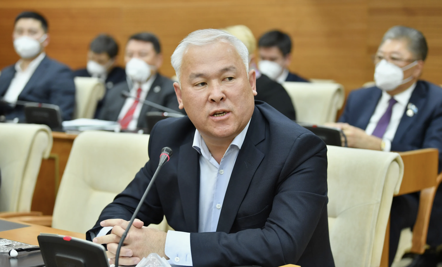 "Бай адамдарға айыппұл әсер етпейді": Депутат жолда ессіз жүйткитін көлік жүргізушілері туралы