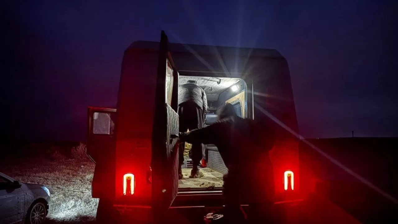 Машина увязла в грязи: пять человек застряли в степи 