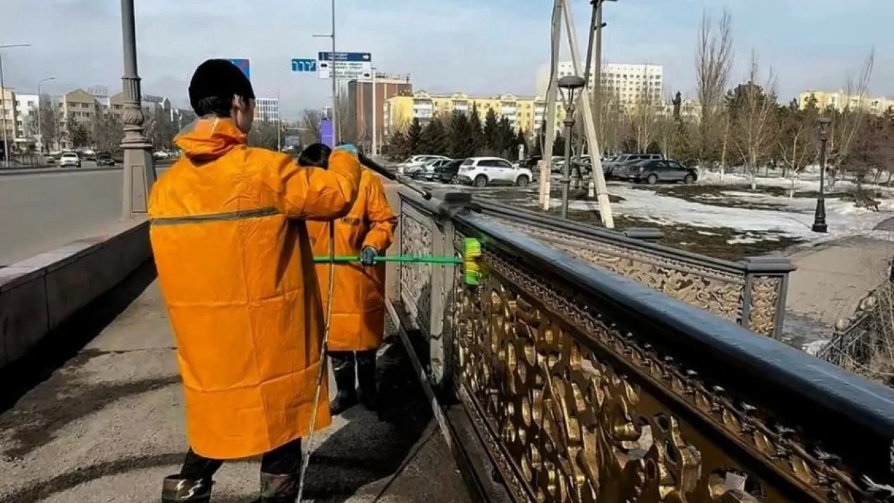 Астана встречает весну: коммунальщики моют улицы и ремонтируют дворы 