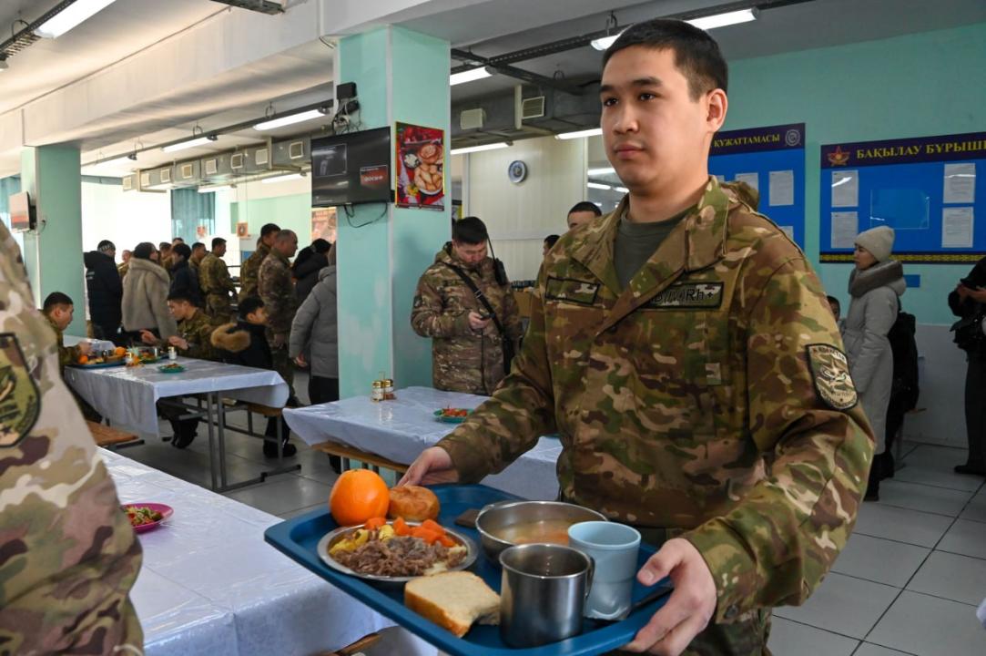 Как в лучших отелях: шведский стол появится в казахстанской армии  