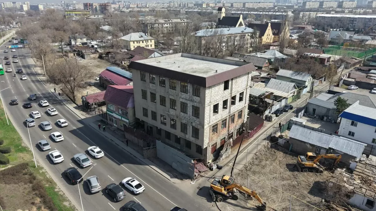 Четырехэтажное здание сносят в Алматы