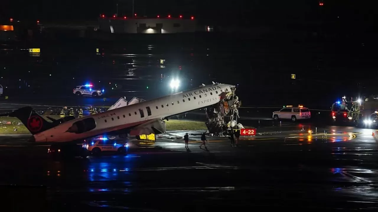 В Нью Йорке самолет врезался в пожарную машину, аэропорт закрыт