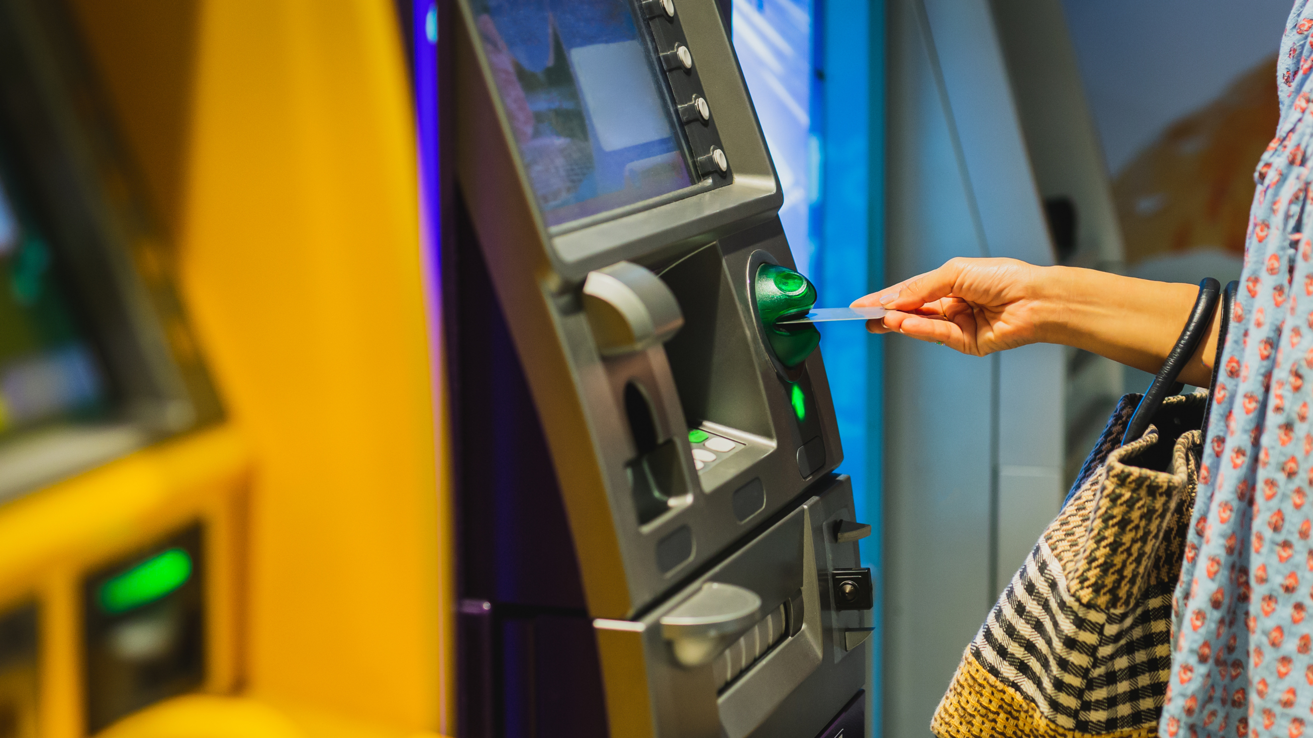 Астанада өзінің 3 банк картасын пайдалануға берген тұрғынға айыппұл салынды