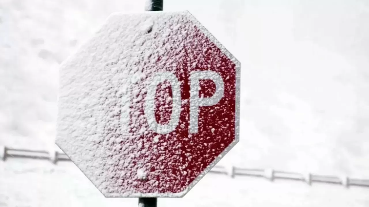 Штормовой капкан: выезд из столицы заблокирован сразу в двух направлениях