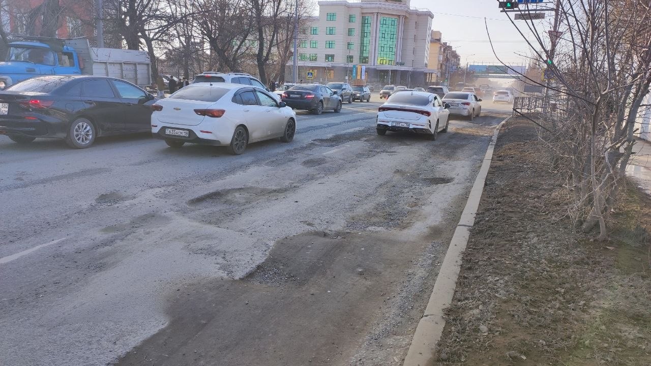 «Асфальт растаял»: в Семее просят отключить «Сергеки» из-за ям