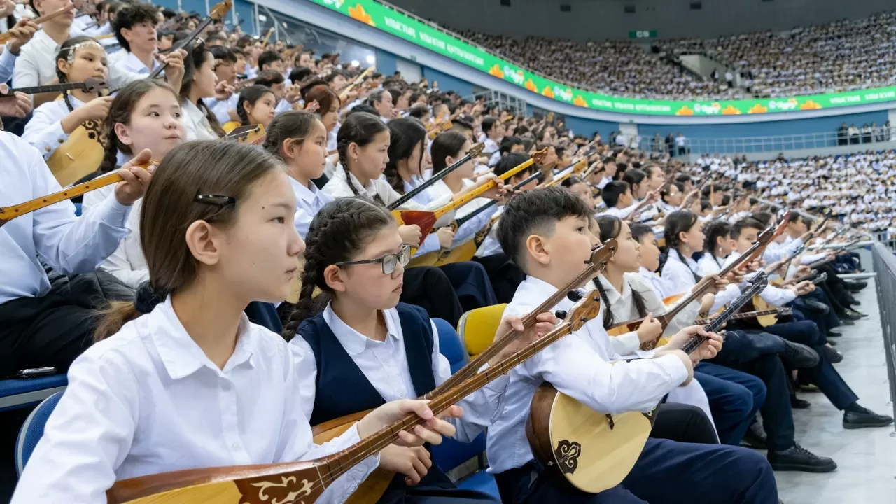  В Алматы установили мировой музыкальный рекорд  