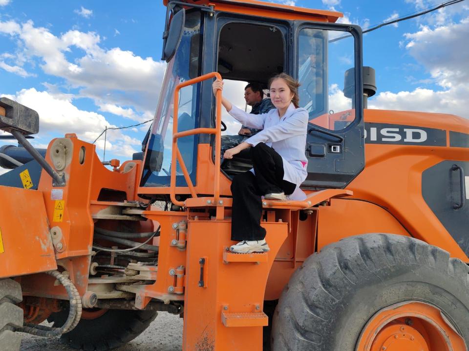 Абай облысында оқушы пластикалық қалдықтардан экоасфальт жасады