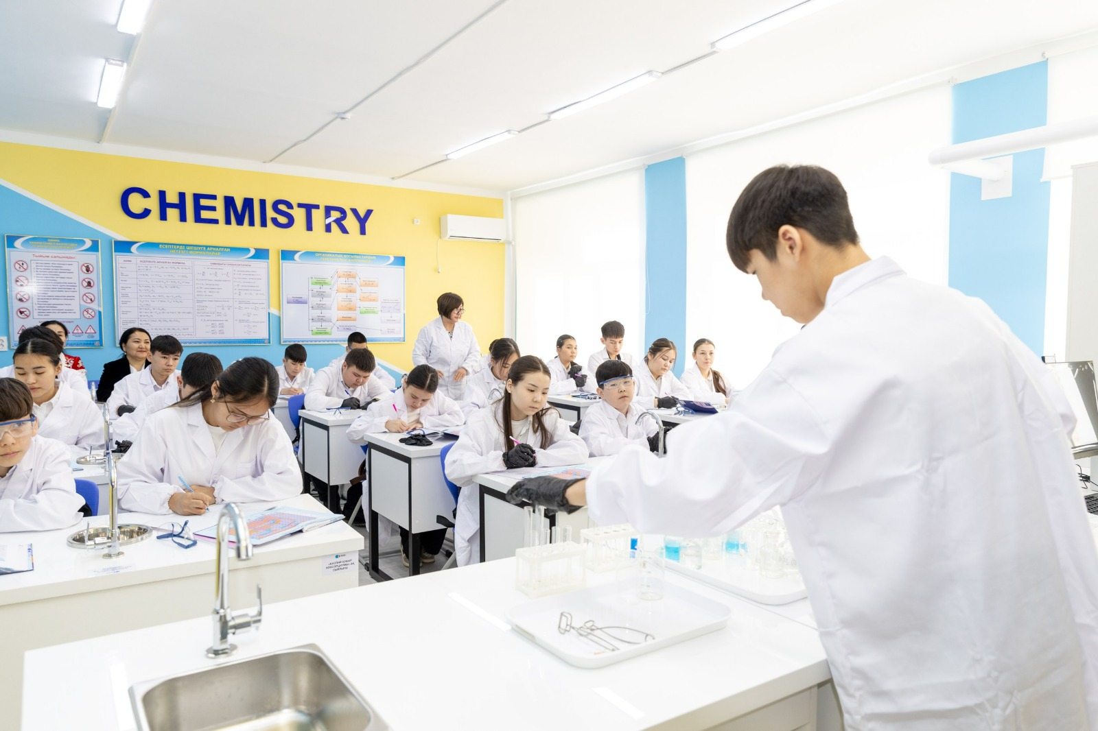 Благотворительные программы КТК-К: кабинеты химии для сельских школ   