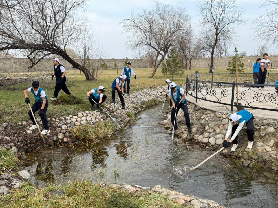 Жас қазақстандықтар "Мөлдір бұлақ" республикалық акциясына қатысуда