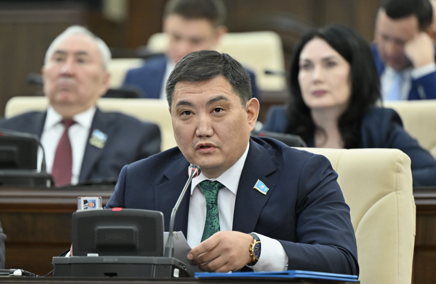 "Әр жұма күні кітап оқысын": Депутат мемлекеттік қызметшілерге қатысты ерекше ұсыныс айтты