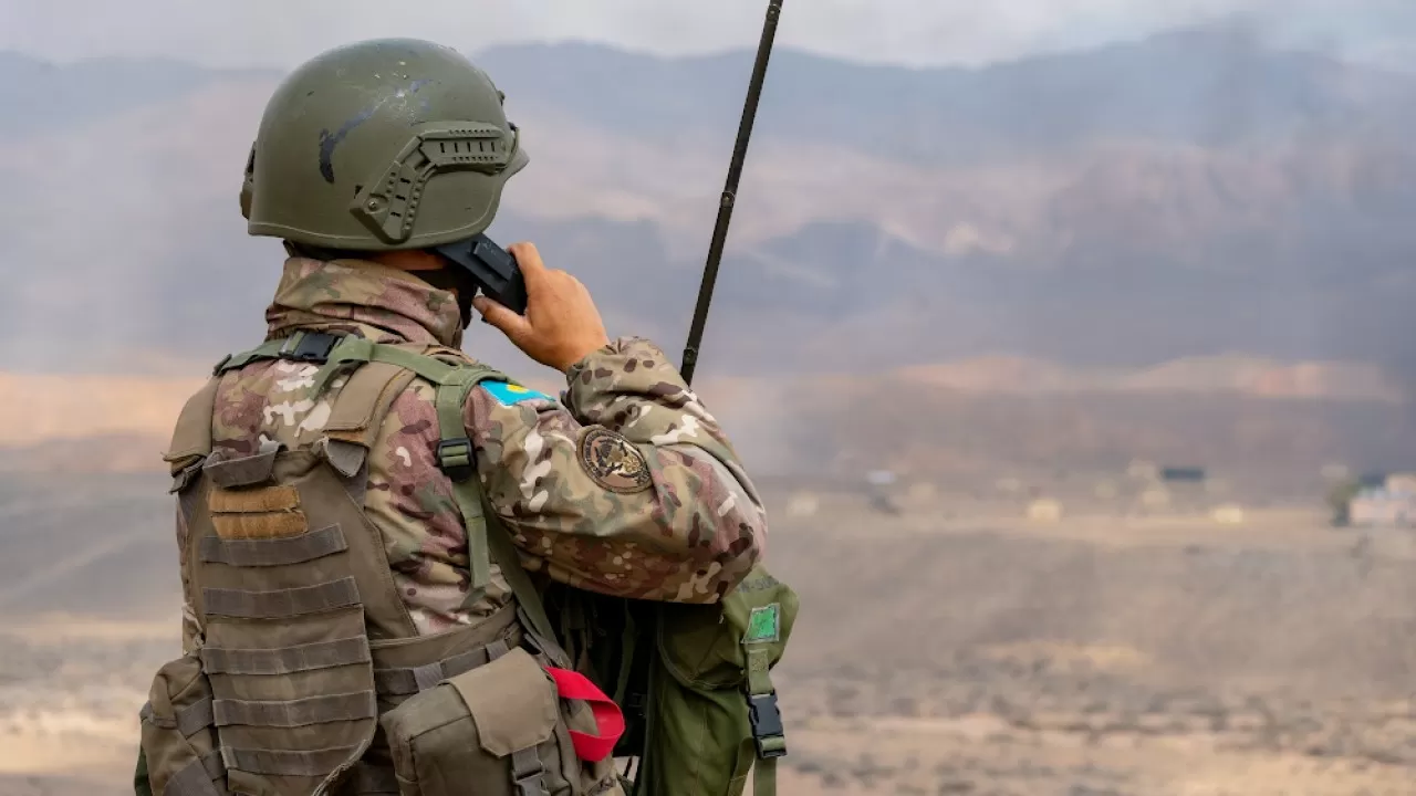 Трагедия на стрельбах Атырау: срочник погиб от случайного выстрела 