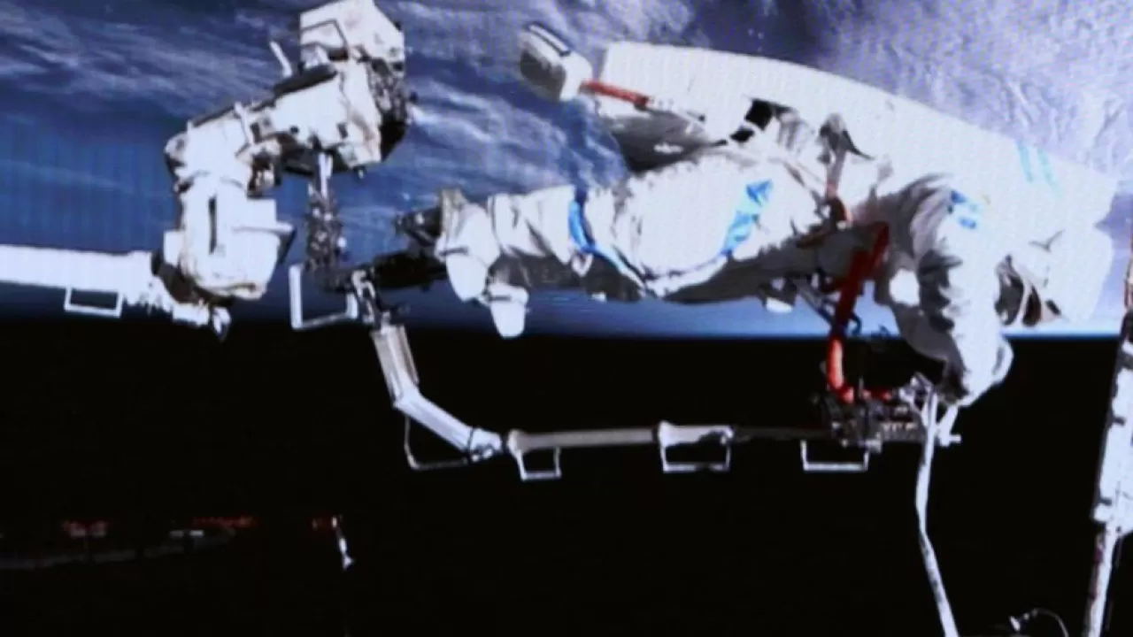 Второй выход в космос китайских тайконавтов: миссия "Шэньчжоу-21" наращивает темп 