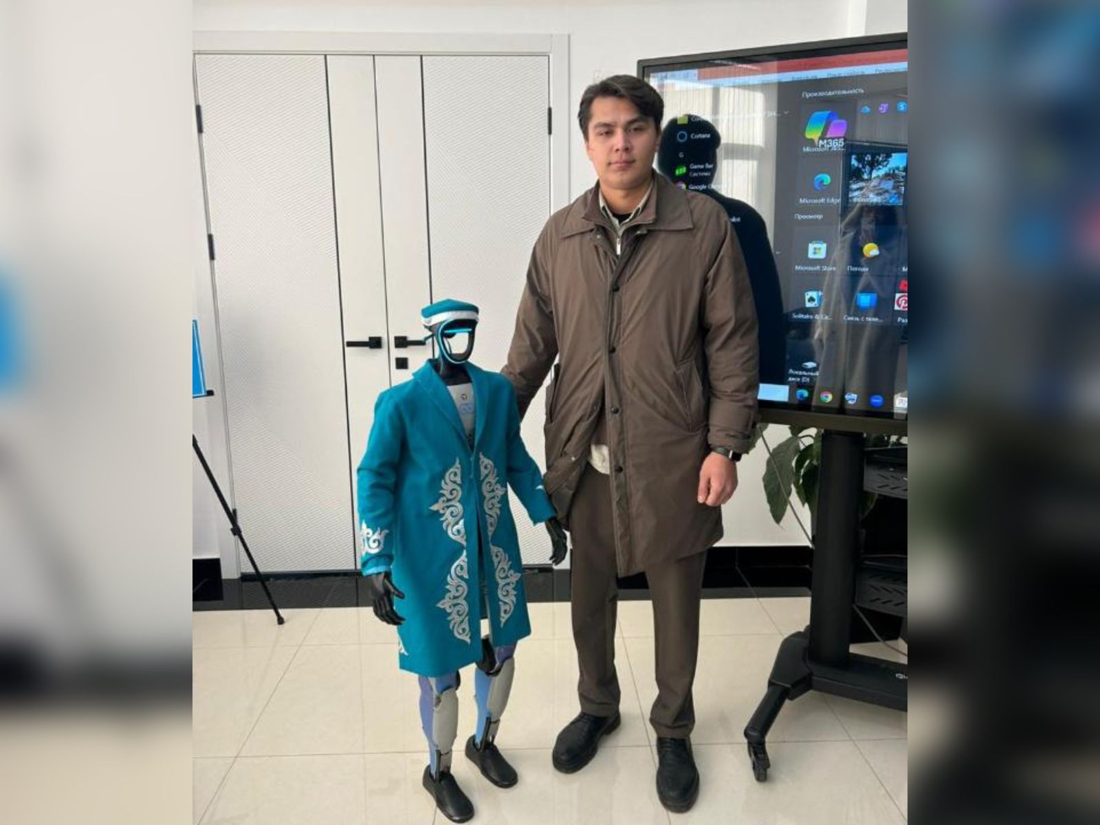 Алматы облысында сайлаушыларға робот серік болып келді