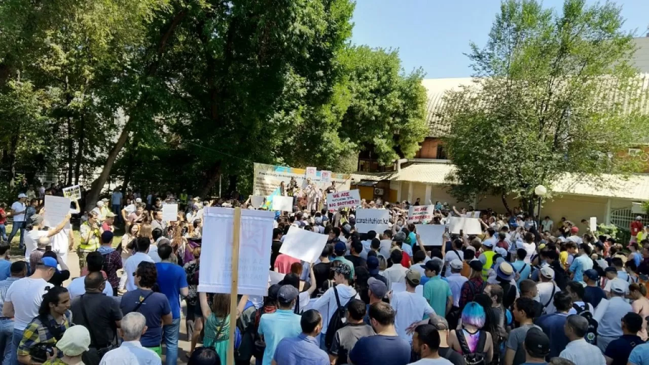 В соседней с Казахстаном стране локализуют митинги в "зонах протестов"