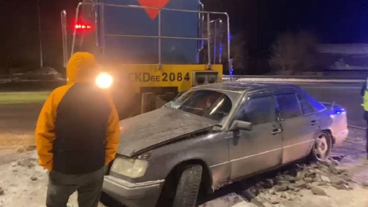 Семейде локомотив жеңіл көлікті теміржол бойымен сүйреді